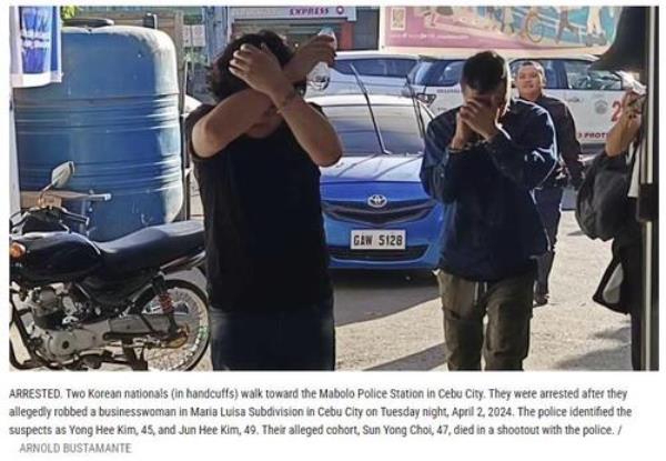 A photo captured from the website of news outlet Sunstar Philippines shows two South Korean natio<em></em>nals getting arrested by Phillipine police after allegedly robbing a house in Cebu on April 2, 2024. (PHOTO NOT FOR SALE) (Yonhap)
