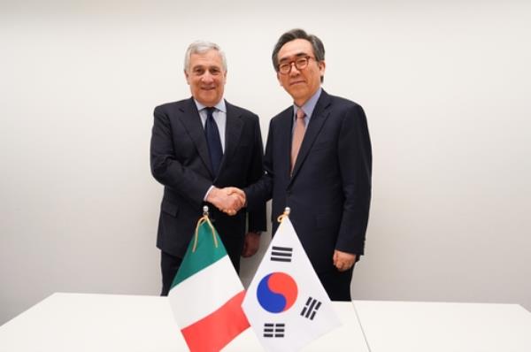 This photo, provided by South Korea's foreign ministry on April 4, 2024, shows Foreign Minister Cho Tae-yul (R) shaking hands with his Italian counterpart, Anto<em></em>nio Tajani, before their meeting in Brussels. (PHOTO NOT FOR SALE) (Yonhap)