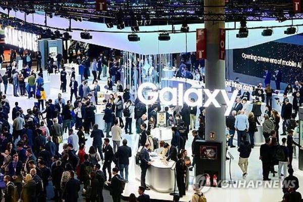 This photo provided by Samsung Electro<em></em>nics Co. shows its showroom at the Mobile World Co<em></em>ngress 2024 in Barcelona, Spain. (PHOTO NOT FOR SALE) (Yonhap)