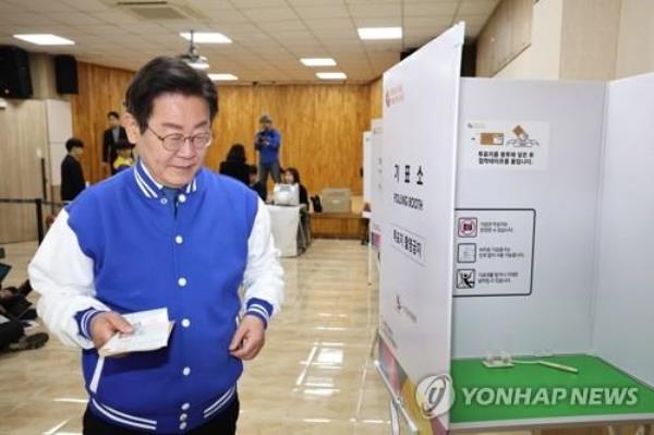 Opposition leader Lee Jae-myung casts his ballot in early voting for the parliamentary elections at a polling station in Daejeon, a<em></em>bout 140 kilometers south of Seoul, on April 5, 2024. (Pool photo) (Yonhap) 