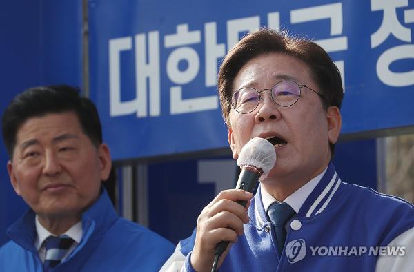 Opposition leader Lee Jae-myung (R) makes remarks during campaigning for a Democratic Party candidate running for a seat in So<em></em>ngpa in eastern Seoul, on April 7, 2024. (Yonhap)