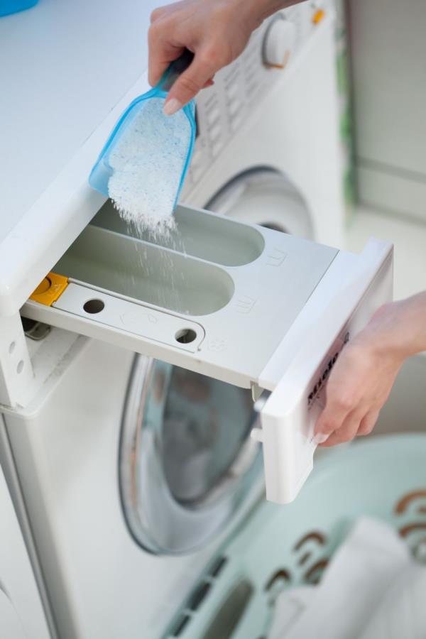 Heavy-duty detergents in powder form co<em></em>ntain bleaching agents and brighteners.