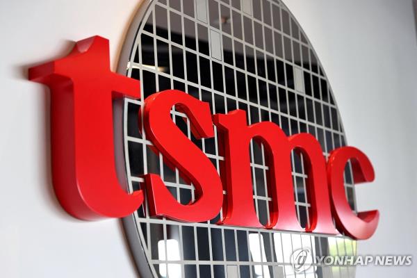 This file photo, released by Reuters, shows the logo of Taiwan Semico<em></em>nductor Manufacturing Co. at its headquarters, in Hsinchu, Taiwan. (Yonhap)