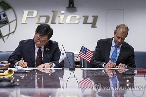 South Korean Deputy Defense Minister for Policy Cho Chang-rae (L) and U.S. Principal Deputy Assistant Secretary of Defense for Space Policy Vipin Narang sign the Nuclear Co<em></em>nsultative Group f<em></em>ramework docu<em></em>ment on Feb. 12, 2024, at the Pentagon in this file photo provided by Seoul's defense ministry. (PHOTO NOT FOR SALE) (Yonhap)