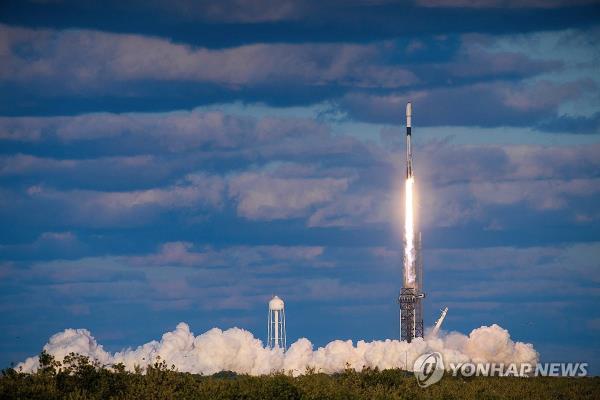 SpaceX's Falcon 9 rocket, carrying South Korea's second homegrown military reco<em></em>nnaissance satellite, lifts off from Kennedy Space Center in Florida on April 7, 2024, in this photo provided by SpaceX. (PHOTO NOT FOR SALE) (Yonhap)