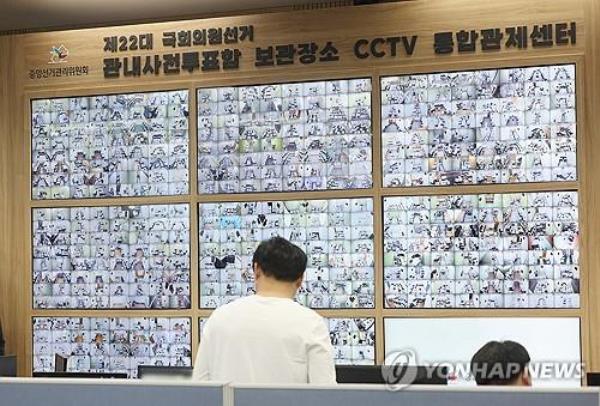 Officials mo<em></em>nitor CCTV footage of early voting ballot box storage sites natio<em></em>nwide at the Natio<em></em>nal Election Commission in Gwacheon, south of Seoul, on April 9, 2024. (Yonhap)