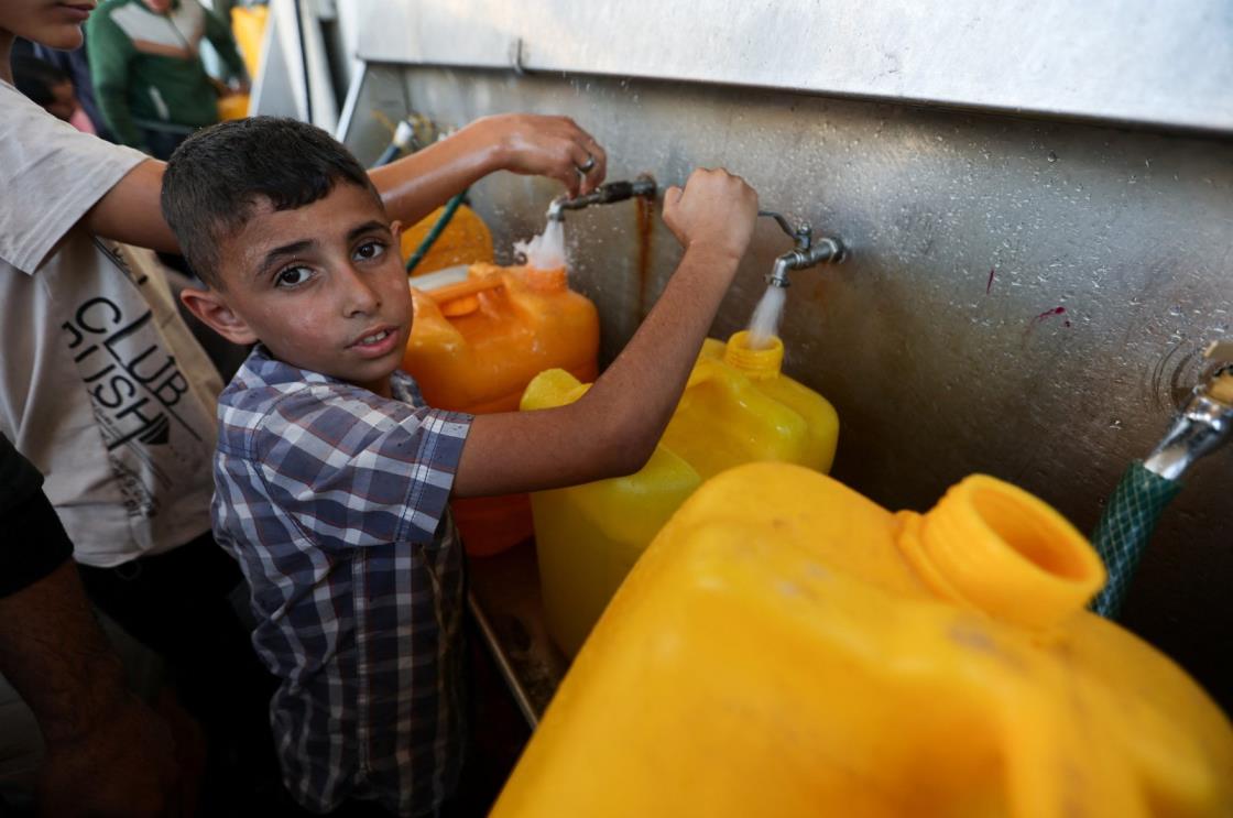 A Palestinian boy fills a co<em></em>ntainer with water, in Khan Younis, southern Gaza Strip, Palestine, Dec. 4, 2023. (Reuters Photo)