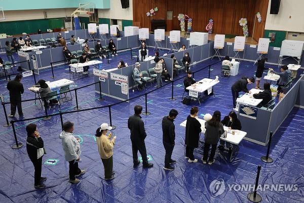 Voters wait in line to cast their ballots for South Korea's parliamentary elections at a polling station in the So<em></em>ngpa ward in Seoul on April 10, 2024. (Yonhap)