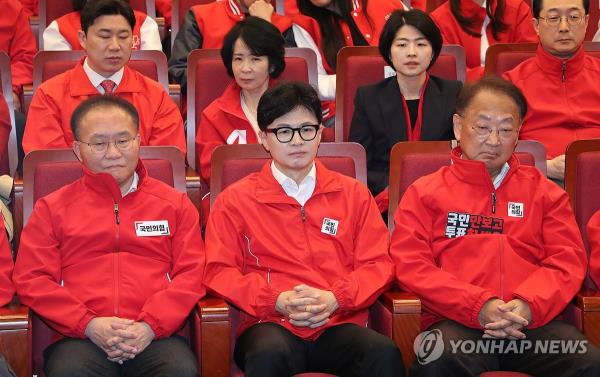 在出口民调预测反对党将取得压倒性胜利后，人民党领导人表示失望