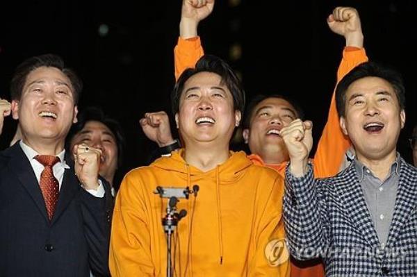 Lee Jun-seok of the New Reform Party smiles after securing victory in the Gyeo<em></em>nggi Hwaseong-B district, where he is running for a parliamentary seat, on April 10, 2024. (Pool photo) (Yonhap) 