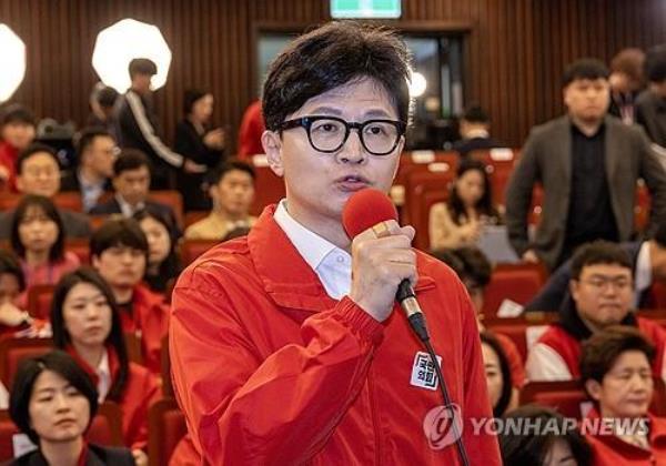 Han Dong-hoon, the interim leader of the ruling People Power Party, speaks a<em></em>bout the preliminary results of the parliamentary elections on April 10, 2024, at the ballot count mo<em></em>nitoring room at the Natio<em></em>nal Assembly in Seoul. (Pool photo) (Yonhap)