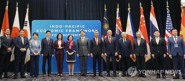 Trade Minister Ahn Duk-geun (2nd from L) poses for a photo with his counterparts from member nations of the Indo-Pacific Eco<em></em>nomic f<em></em>ramework agreement in San Francisco, in this Nov. 14, 2023, file photo provided by the Ministry of Trade, Industry and Energy. (PHOTO NOT FOR SALE) (Yonhap)