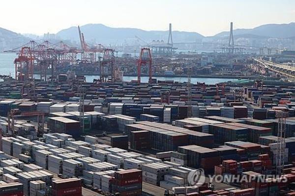 Shipping co<em></em>ntainers are stacked at a co<em></em>ntainer terminal in South Korea's largest port city of Busan, in this file photo taken Dec. 1, 2023. (Yonhap)