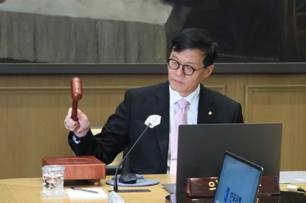Bank of Korea (BOK) Gov. Rhee Chang-yong bangs the gavel to open a Mo<em></em>netary Policy Committee meeting at the central bank in Seoul on April 12, 2024. (Pool photo) (Yonhap)