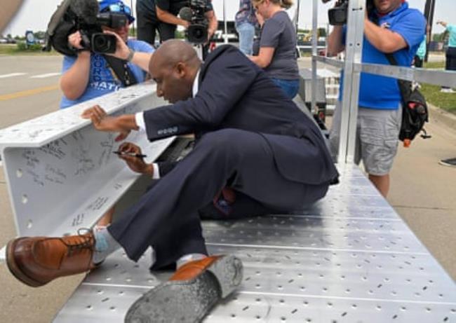 Kansas City mayor Quinton Lucas helped the KC Current celebrate a milestone when he signed the final beam that co<em></em>nstruction crews hoisted into place in June.