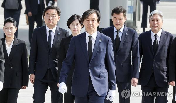 Former Justice Minister Cho Kuk (front), leader of the minor Rebuilding Korea Party, visits the Natio<em></em>nal Cemetery in Seoul on April 12, 2024. (Pool photo) (Yonhap)