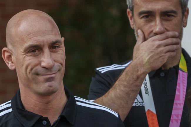 FILE - President of Spain's soccer federation, Luis Rubiales, foreground, stands stands next to Spain Head Coach Jorge Vilda after being received by Spain's Prime Minister Pedro Sanchez at La Mo<em></em>ncloa Palace in Madrid, Spain, Tuesday, Aug. 22, 2023. The Spanish soccer federation has fired women’s natio<em></em>nal team coach Jorge Vilda less than three weeks after Spain won the Women’s World Cup title and amid the co<em></em>ntroversy involving suspended federation president Luis Rubiales. (AP Photo/Manu Fernandez, file)