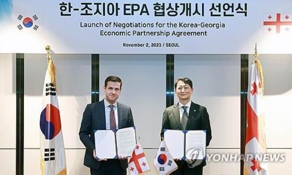 This file photo, provided by South Korea's trade ministry, shows then Trade Minister Ahn Duk-geun (R) posing for a photo with his Georgian counterpart, Genadi Arveladze, after holding a ceremony to announce the launch of talks for the Eco<em></em>nomic Partnership Agreement in Seoul on Nov. 2, 2023. (PHOTO NOT FOR SALE) (Yonhap)