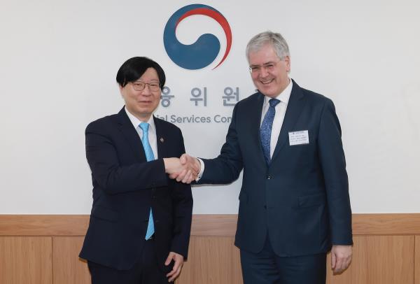 Kim So-young (L), vice chairman of the Financial Services Commission (FSC), and Andreas Barckow, chief of the Internatio<em></em>nal Accounting Standard Board, pose for a photo during their meeting at the FSC headquarters in Seoul on April 15, 2024, in this photo provided by the financial regulator. (PHOTO NOT FOR SALE) (Yonhap)