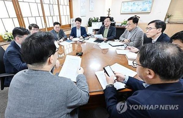 Finance Minister Choi Sang-Mok (C) holds a meeting with ministry officials at the government complex in Seoul on April 14, 2024, to review the possible eco<em></em>nomic impact caused by Iran's strike against Israel, in this photo provided by his ministry. (PHOTO NOT FOR SALE) (Yonhap)