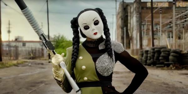 Dollface holds up a weapon while putting her hand on her hip in Twisted me<em></em>tal.