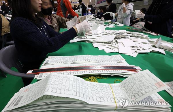 Proportio<em></em>nal representative ballots are piled up next to election officials counting ballots for the 22nd general elections in the city of Chuncheon, 76 kilometers northeast of Seoul, on April 10, 2024. (Yonhap)