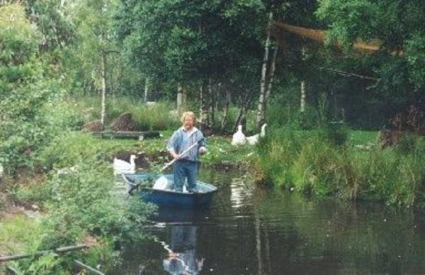 Willie approaches the sanctuary by boat (Pic: Rathdrum Mo<em></em>nkey Sanctuary)