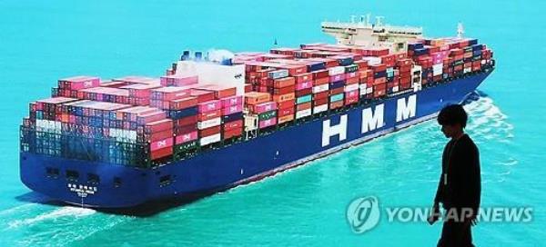 A co<em></em>ntainer carrier operated by HMM Co. (Yonhap) 