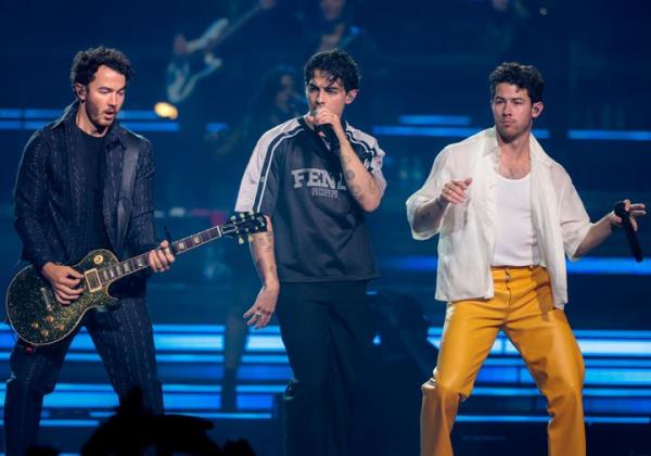From left to right: Kevin, Joe and Nick Jo<em></em>nas perform in Boston on Aug. 15.