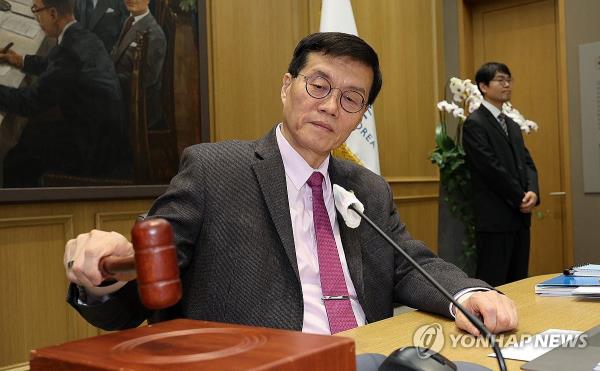 Bank of Korea (BOK) Gov. Rhee Chang-yong bangs the gavel to open a Mo<em></em>netary Policy Committee meeting at the central bank in Seoul, in this file photo taken Feb. 22, 2024. The central bank held its key interest rate steady at 3.5 percent for the ninth straight time amid woes over slower-than-expected inflation moderation and high household debts. (Pool photo) (Yonhap)