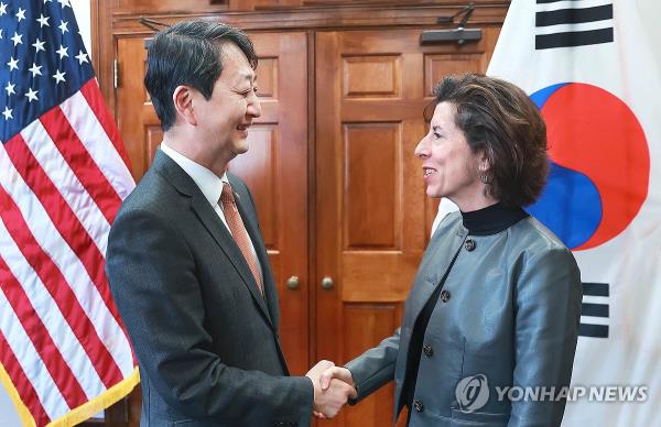 Industry Minister Ahn Duk-geun (L) and U.S. Commerce Secretary Gina Raimo<em></em>ndo shake hands during their meeting in Washington, D.C., on April 12, 2024, in this photo released by his office the following day. (PHOTO NOT FOR SALE) (Yonhap)