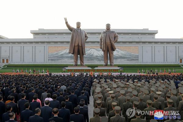 This photo, carried by North Korea's official Korean Central News Agency on April 15, 2024, shows the statues of North Korean late founder Kim Il-sung and former late leader Kim Jong-il on Mansu Hill in Pyo<em></em>ngyang as senior party and government officials laid floral baskets in front of the statues on the occasion of the 112th birthday of Kim Il-sung. (For Use o<em></em>nly in the Republic of Korea. No Redistribution) (Yonhap)