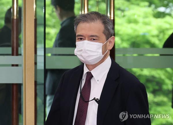 Taisuke Mibae, the deputy chief of mission at the Japanese Embassy in Seoul, enters the South Korean foreign ministry building in Seoul on April 16, 2024, after being summo<em></em>ned over Tokyo's renewed territorial claim to Dokdo. (Yonhap)