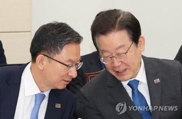 Rep. Jung Sung-ho (L) talks with Lee Jae-myung, chairman of the main opposition Democratic Party, at the Natio<em></em>nal Assembly in this file photo taken March 23, 2024. (Yonhap)
