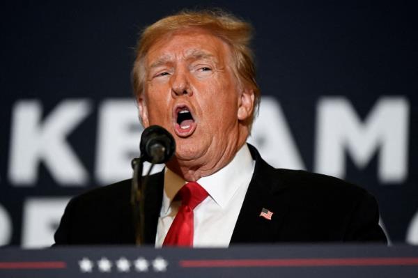 Former President and Republican presidential candidate Do<em></em>nald Trump speaks during a "Commit to Caucus" event for his supporters in Coralville, Iowa