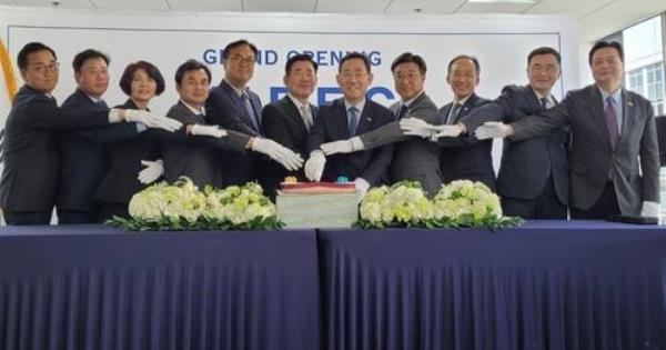 South Korean Natio<em></em>nal Assembly Speaker Kim Jin-pyo (C) and other Korean lawmakers attend a signboard hanging ceremony for the Korea Interparliamentary Exchange Center in Washington on April 16, 2024. (Yonhap)