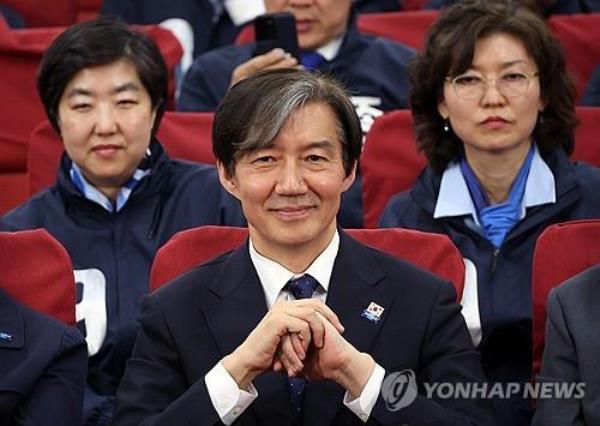 Cho Kuk (C), the leader of the Rebuilding Korea Party, watches the exit poll results after the general elections at the Natio<em></em>nal Assembly in Seoul, on April 10, 2024. (Yonhap)