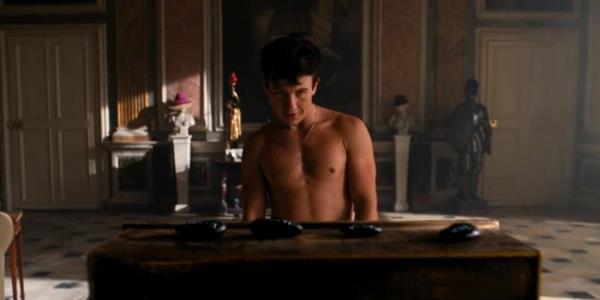 Oliver shirtless looking at the family's death sto<em></em>nes at the end of Saltburn