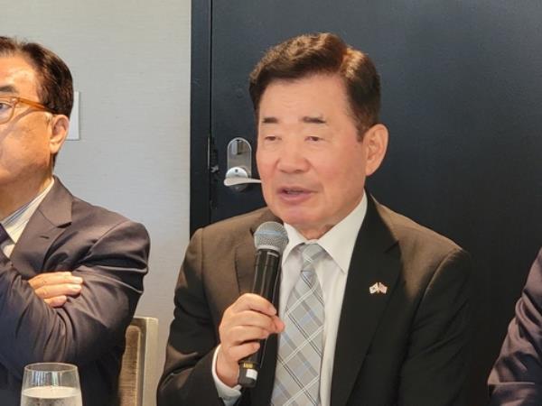 Natio<em></em>nal Assembly Speaker Kim Jin-pyo speaks in a meeting with reporters in Washington on April 16, 2024. (Yonhap)