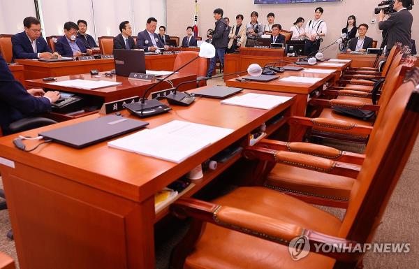 Seats for lawmakers from the ruling People Power Party are left empty at the parliamentary agriculture, food, rural affairs, oceans and fisheries committee at the Natio<em></em>nal Assembly in Seoul on April 18, 2024. (Yonhap)