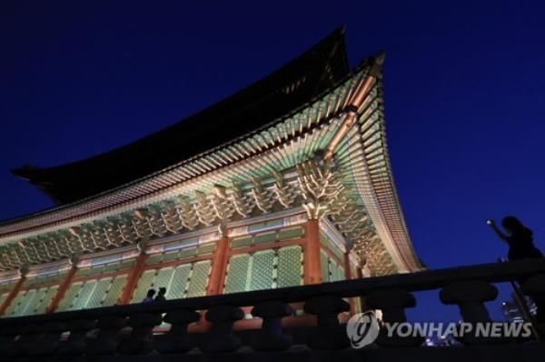 This undated file photo shows a night view of Geunjeongjeon, the main building of Gyeo<em></em>ngbok Palace in Seoul. (Yonhap)