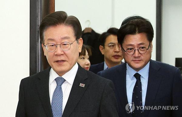 Rep. Lee Jae-myung (L) walks to attend a leadership meeting at the Natio<em></em>nal Assembly in Seoul, on April 22, 2024. (Yonhap)