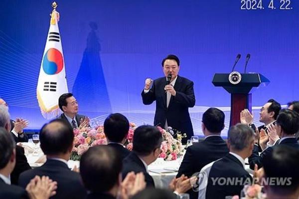 President Yoon Suk Yeol (C) makes remarks during a banquet dinner hosted for the chiefs of South Korean diplomatic missions overseas at a hotel in downtown Seoul on April 22, 2024, on the first day of a five-day co<em></em>nference of the mission chiefs, in this photo provided by Yoon's office. (PHOTO NOT FOR SALE) (Yonhap)