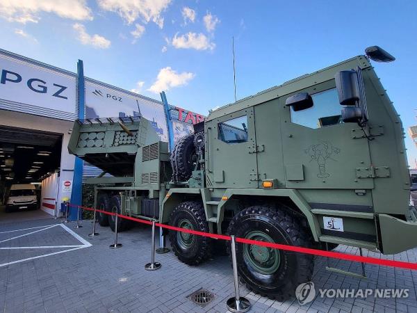 Hanwha Aerospace Co. displays the K239 Chunmoo multiple launch rocket system during an Internatio<em></em>nal Defence Industry Exhibition held in Kielce, Poland, on Sept. 5, 2023, in this file photo provided by the South Korean defense firm. (PHOTO NOT FOR SALE) (Yonhap)