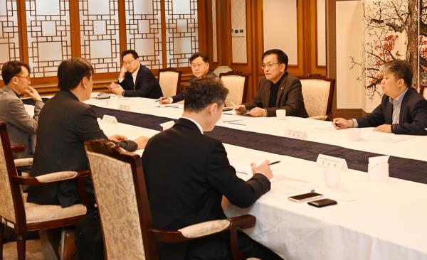 Finance Minister Choi Sang-mok (2nd from R) speaks during an external eco<em></em>nomic advisory council meeting to discuss the impact of the Middle East crisis in Seoul on April 23, 2024. (Yonhap)