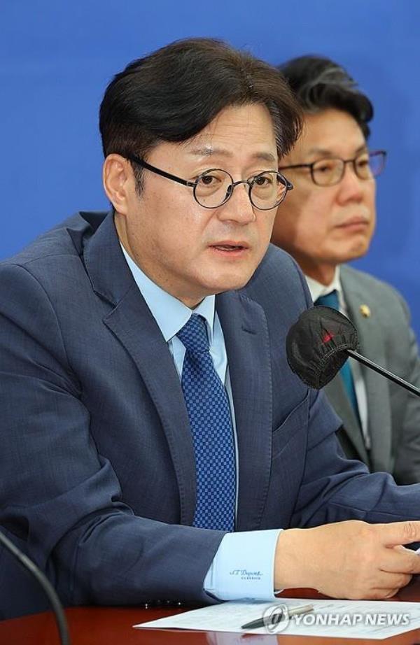 Rep. Hong Ik-pyo, floor leader of the main opposition Democratic Party, speaks during a party meeting at the Natio<em></em>nal Assembly on April 23, 2024. (Yonhap) 
