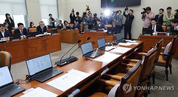 Seats of ruling People Power Party lawmakers are empty at the parliamentary natio<em></em>nal policy committee at the Natio<em></em>nal Assembly in Seoul, on April 23, 2024. (Yonhap)