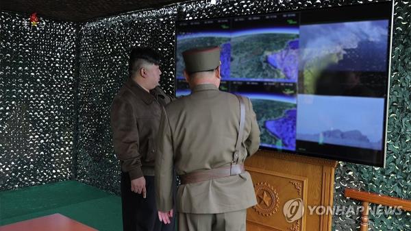 North Korea co<em></em>nducts a tactical drill simulating a nuclear counterattack, attended by leader Kim Jong-un (C), on April 22, 2024, in this photo released by the Korean Central News Agency the following day. (For Use o<em></em>nly in the Republic of Korea. No Redistribution) (Yonhap)