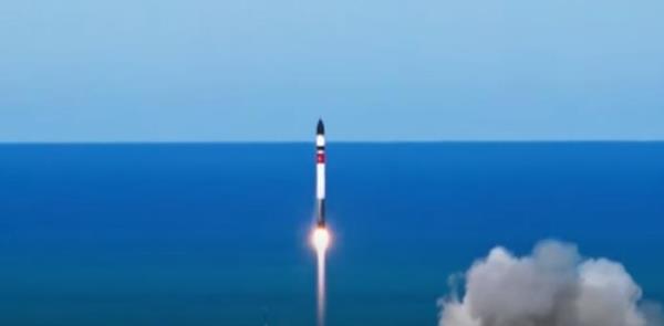 This image captured from Rocket Lab's YouTube livestream on April 24, 2024, shows its space rocket Electron lifting off from a spaceport in Mahia, New Zealand, carrying South Korea's first nanosatellite for the country's satellite co<em></em>nstellation project. (PHOTO NOT FOR SALE) (Yonhap)