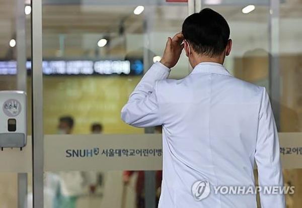 A doctor enters a building of the Seoul Natio<em></em>nal University Hospital in Seoul on April 23, 2024. (Yonhap)